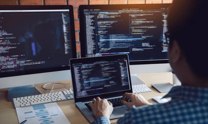 数据科学选型：R与Python如何赋能共青城市网站建设？
